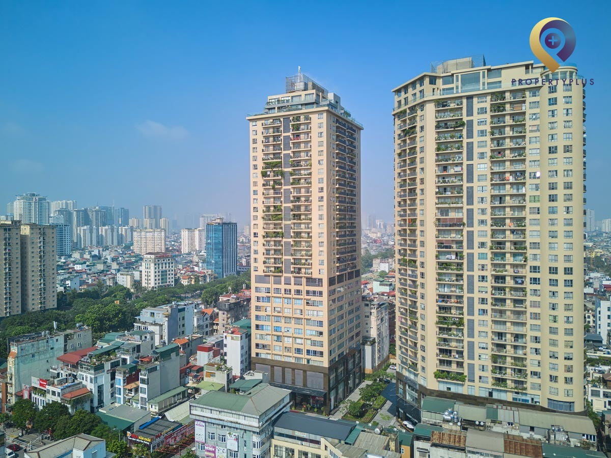 Toàn cảnh tòa nhà Sky City Towers với bầu trời xanh trong và các tòa nhà xung quanh tại Hà Nội - hình ảnh từ Property Plus